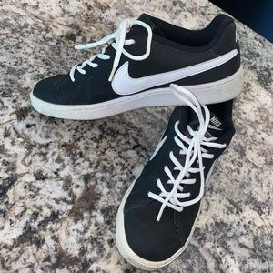Black and white Nike tennis shoes